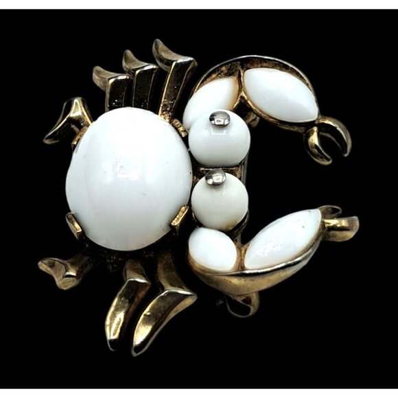 Trifari Crab Brooch Figural Pin White Rhinestone Cabochon Gold Tone Vintage Cost - Picture 7 of 11